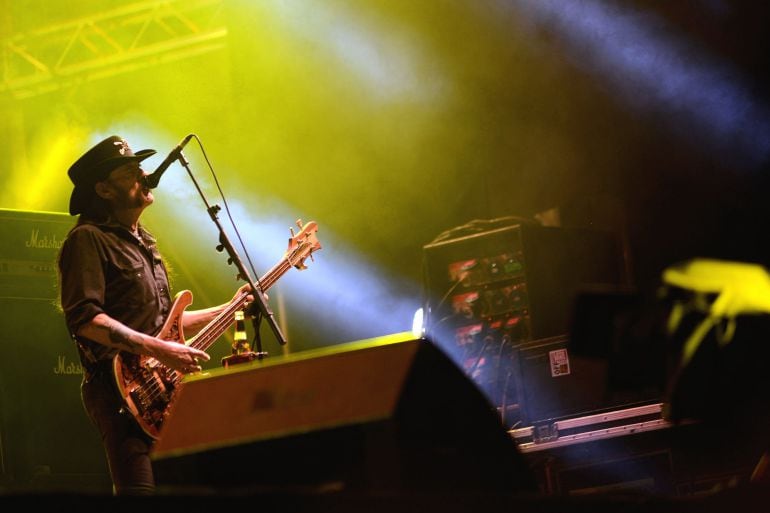 Lemmy Kilmister de la banda Motörhead en el escenario serbio de Novi Sad