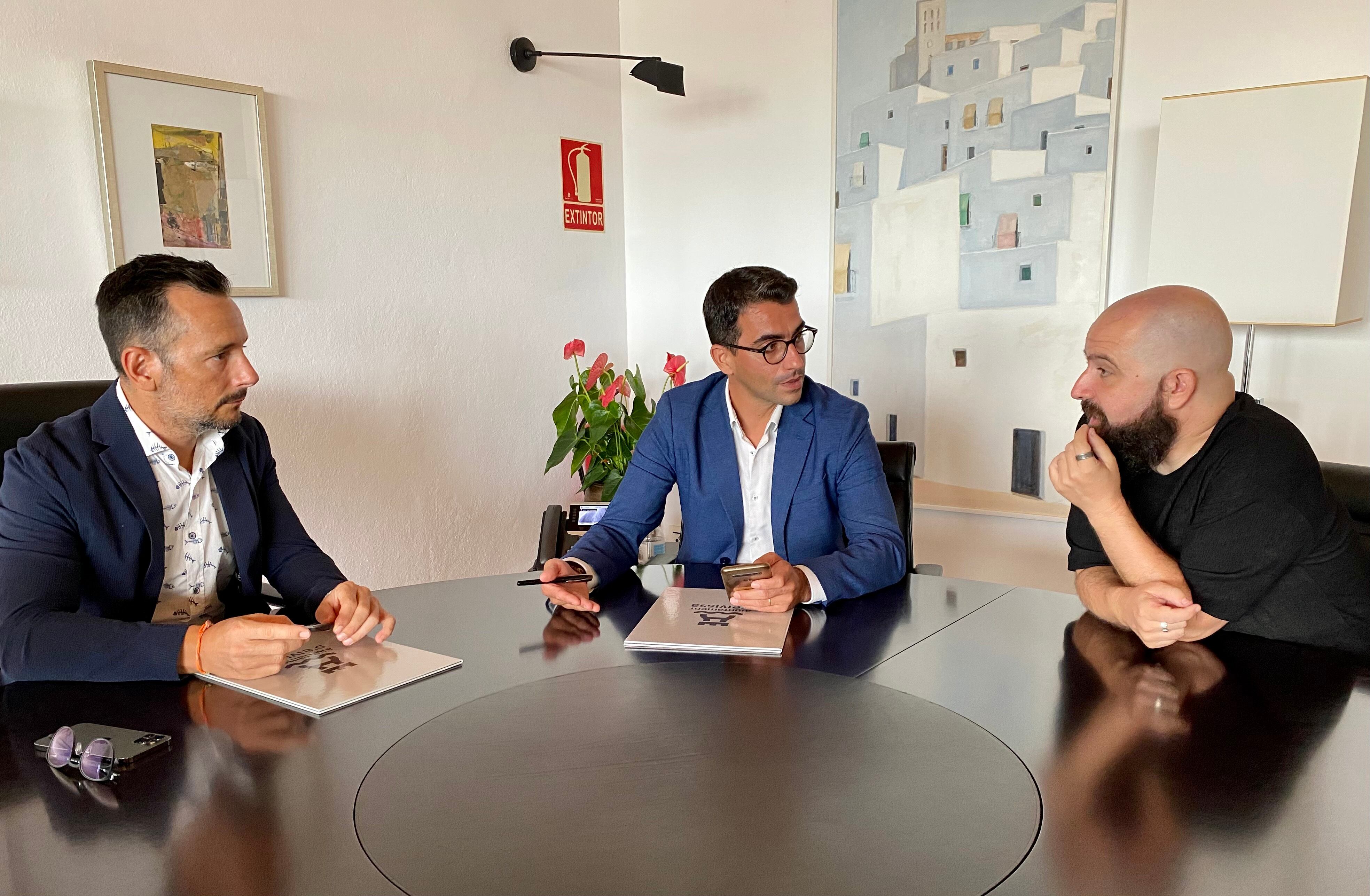 Un momento durante la firma del convenio