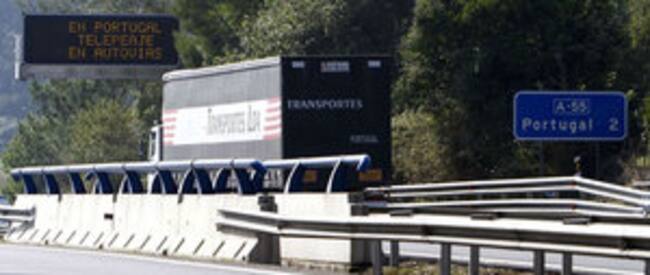 Una señal avisa del inicio del cobro de un peaje en las autovías portuguesas por medio de un dispositivo electrónico
