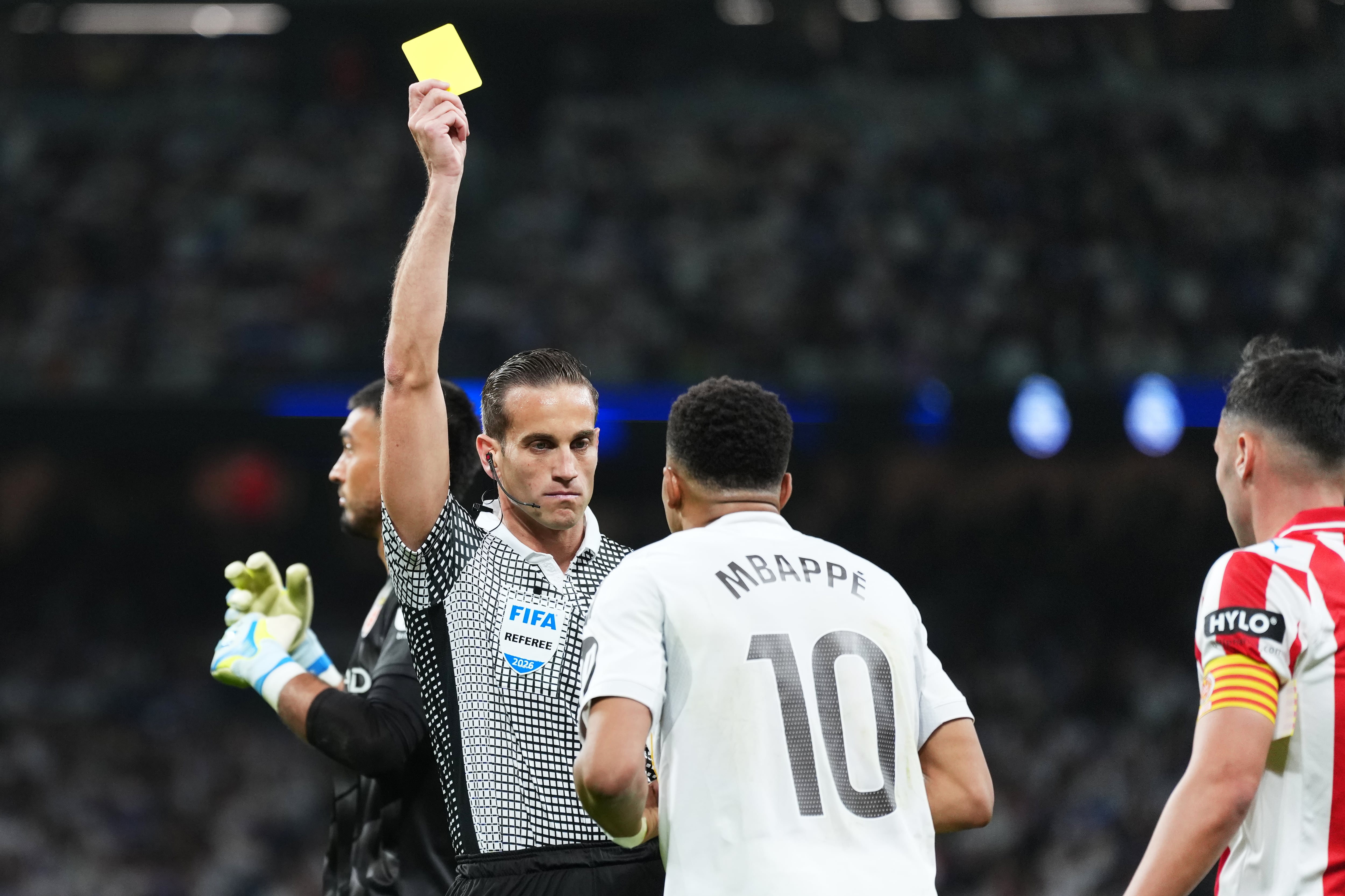 Javier Alberola Rojas saca tarjeta a Kylian Mbappé