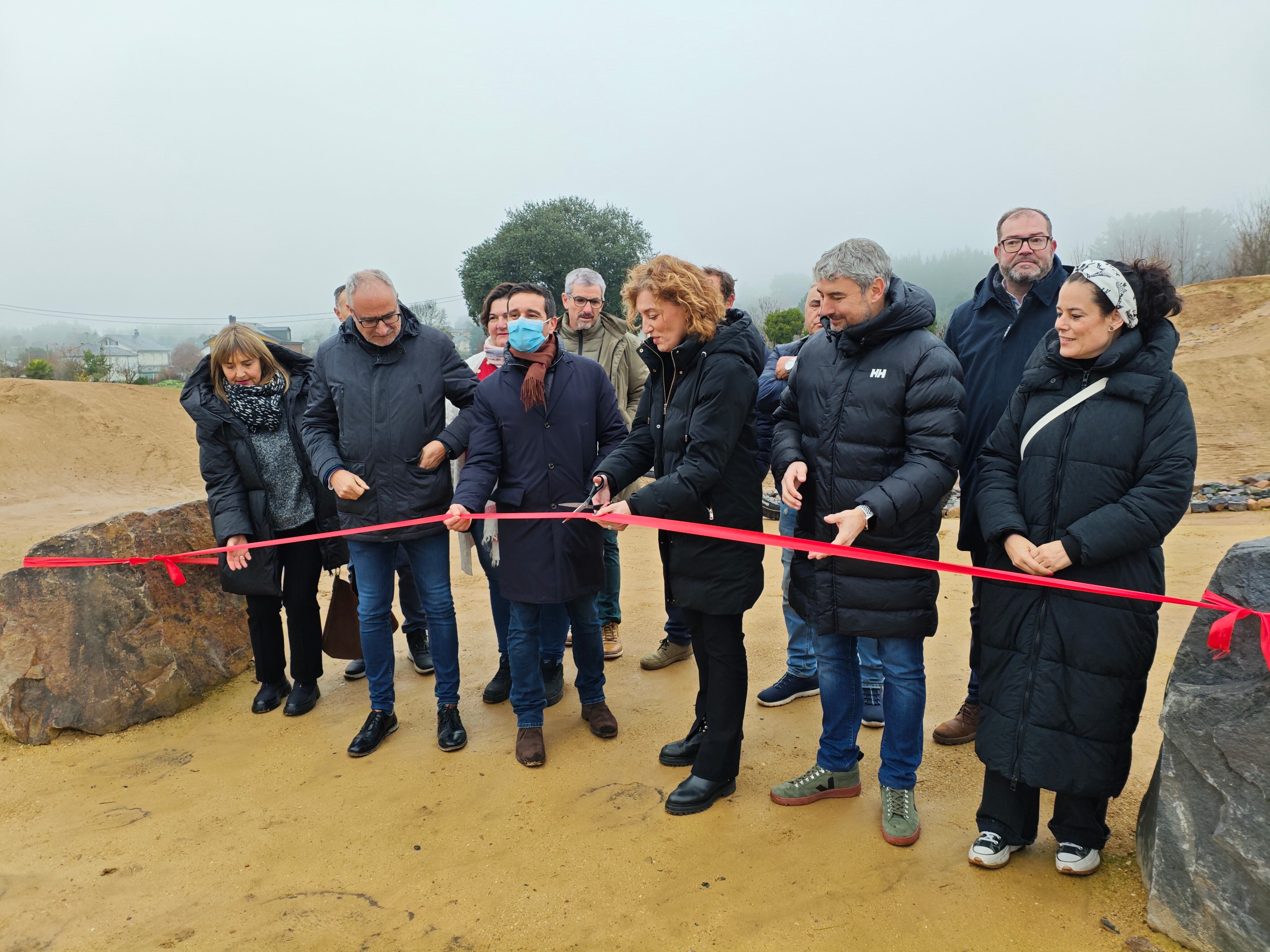 La directora general de la Vivienda, María Pardo corta la cinta inaugural