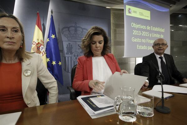 La vicepresidenta del Gobierno, Soraya Sáenz de Santamaría  y los ministros de Fomento, Ana Pastor, y de Hacienda, Cristóbal Montoro, durante la rueda de prensa posterior a la reunión del Consejo de Ministros