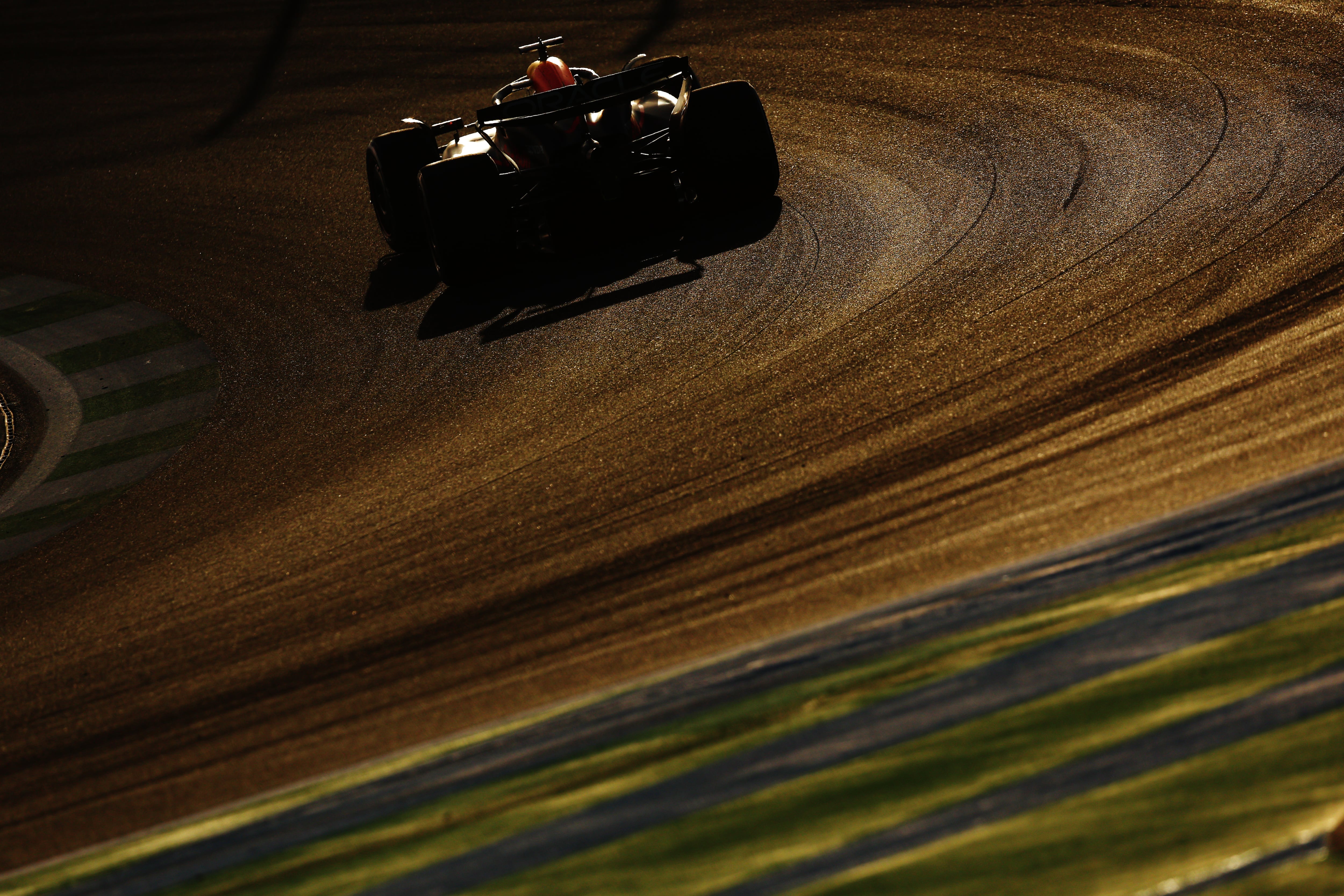 Max Verstappen conduce su coche por el circuito de Jeddah