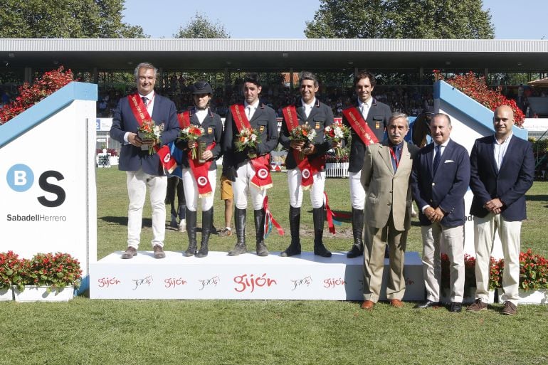 El equipo español en lo más alto del podio de Las Mestas.