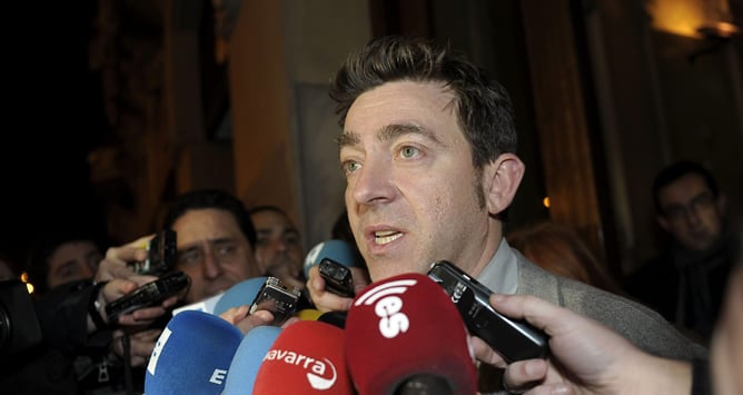 El Secretario general del PSN-PSOE, Roberto Jiménez, atiende a los medios tras la reunión del comité regional