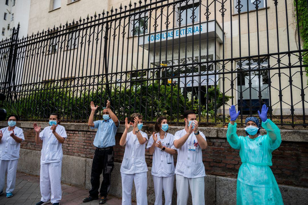 Sanitarios aplauden a las puertas de un hospital