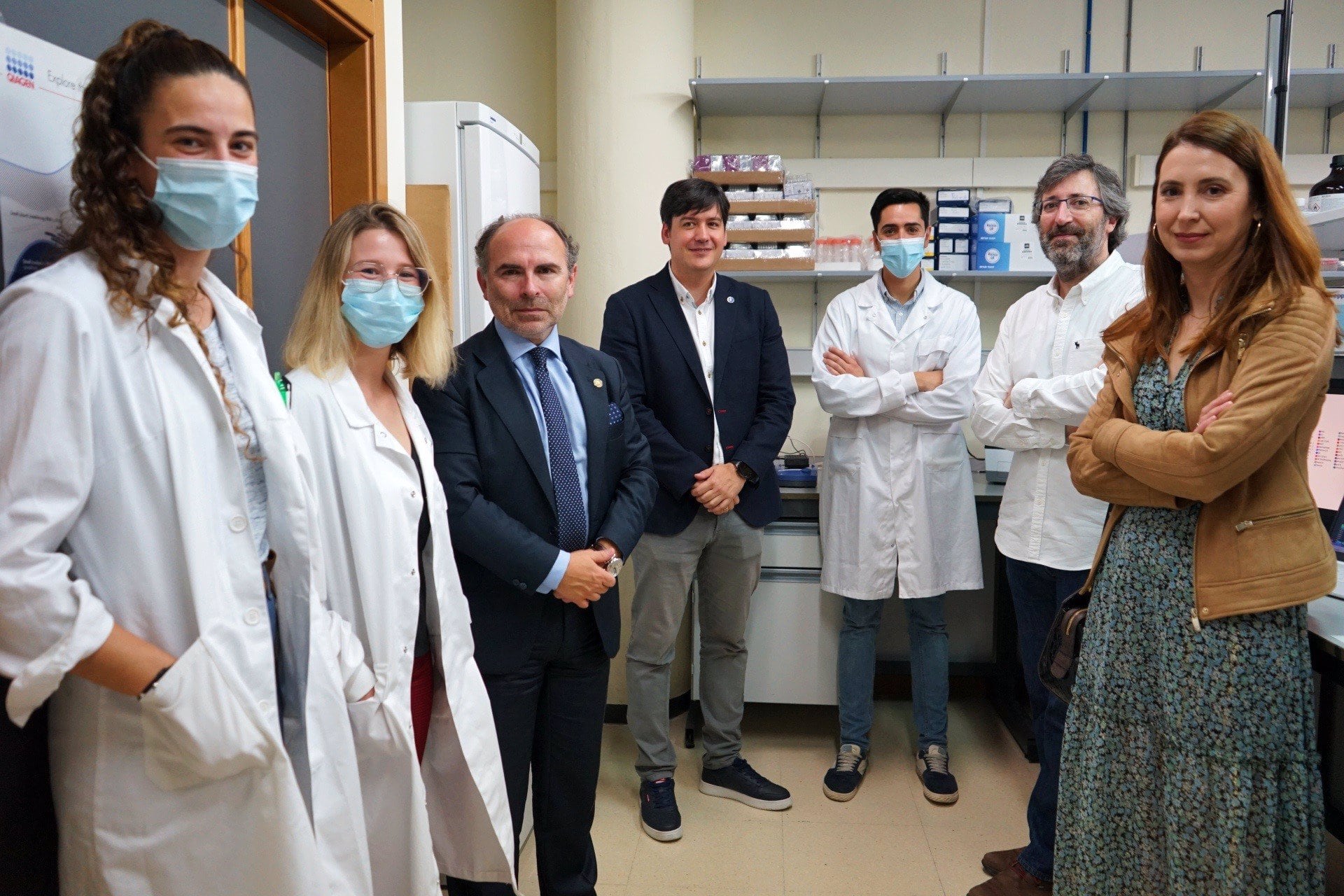 El Rector de la UNIOVI y el Consejero de Ciencia conversan con investigadores del Instituto de Investigación de Oncología (IUOPA)