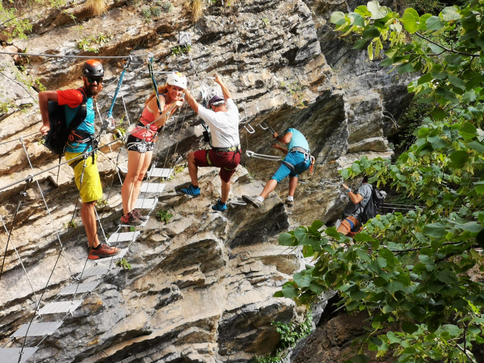 Las vías ferratas son instalaciones que permite llegar a lugares de difícil acceso gracias a escalones de metal, puentes tibetanos, tirolinas, pasarelas, cables y un equipo básico de seguridad