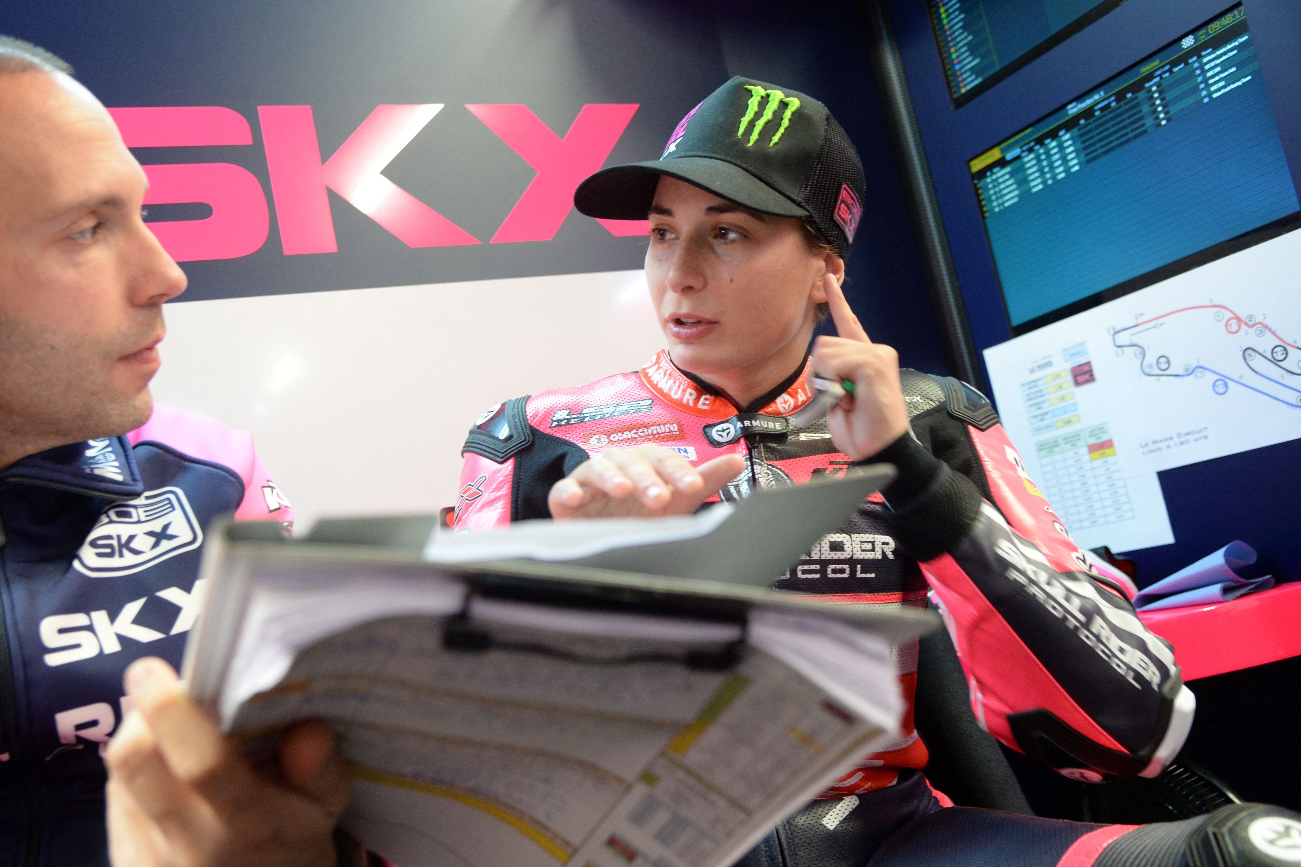 Ana Carrasco durante los test de Moto3. (Photo by JEAN-FRANCOIS MONIER/AFP via Getty Images)