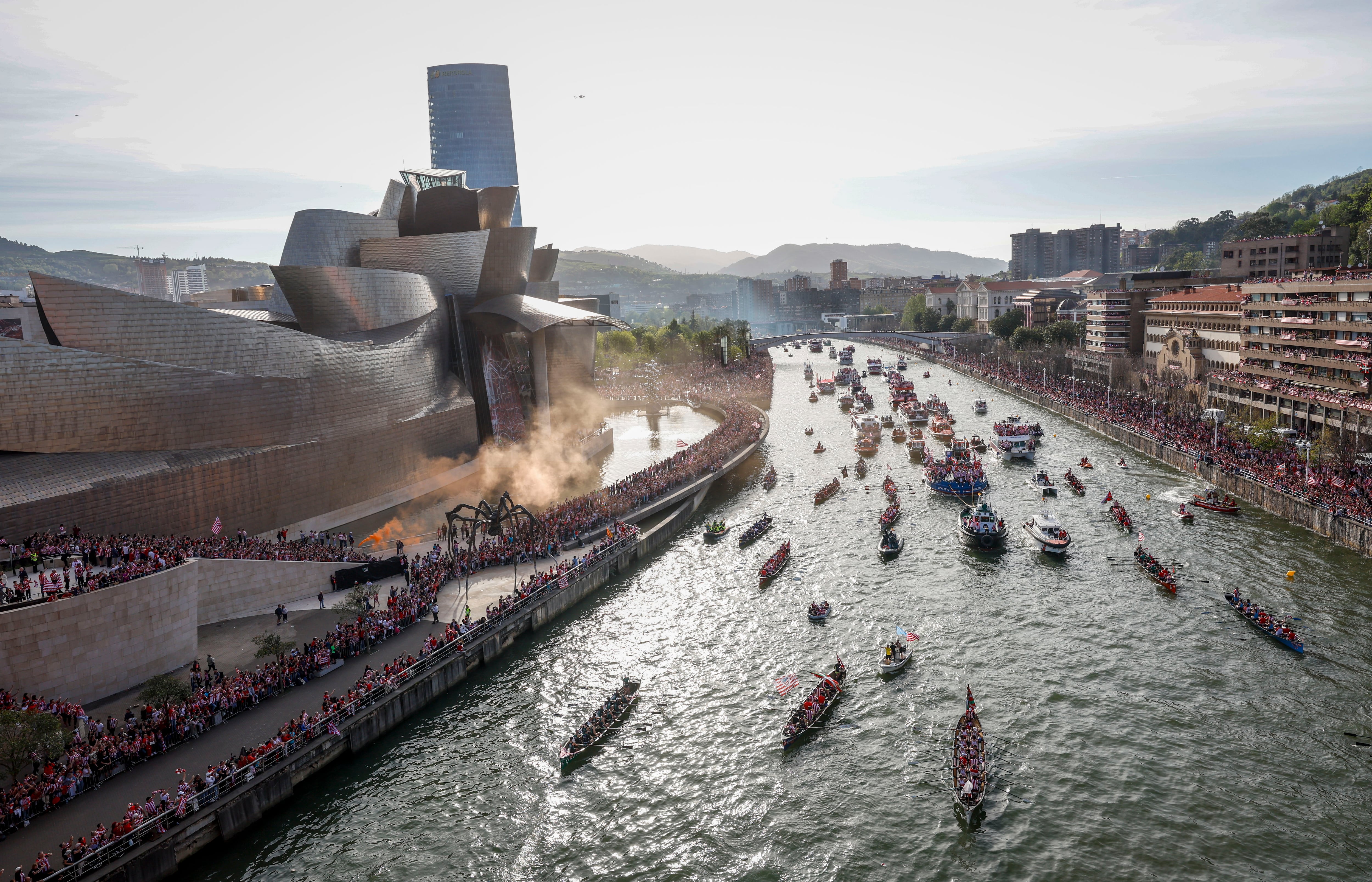 La gabarra &#039;Athletic&#039; que transporta al equipo rojiblanco campeón de la Copa del Rey.