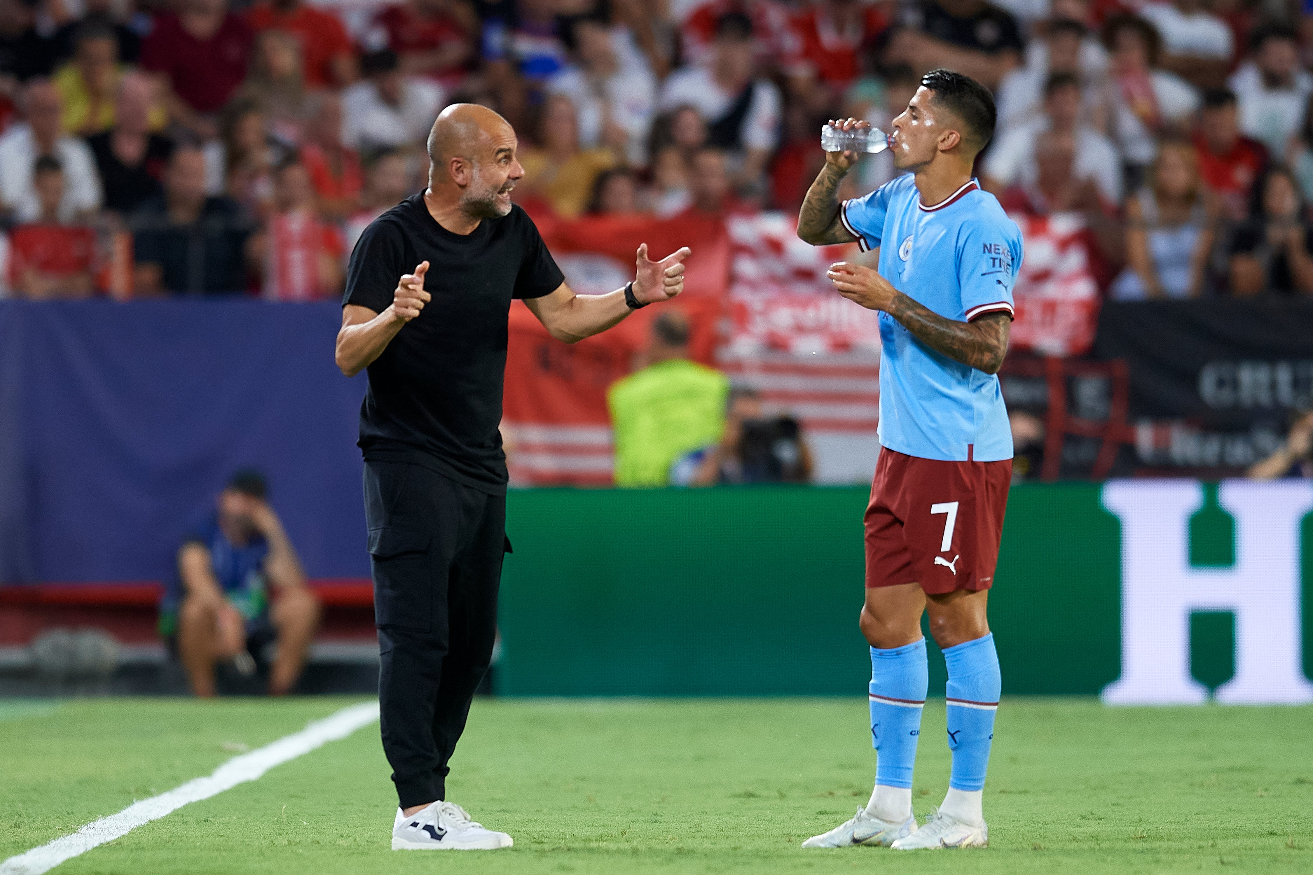 Pep Guardiola da indicaciones a Joao Cancelo durante un partido del Manchester City