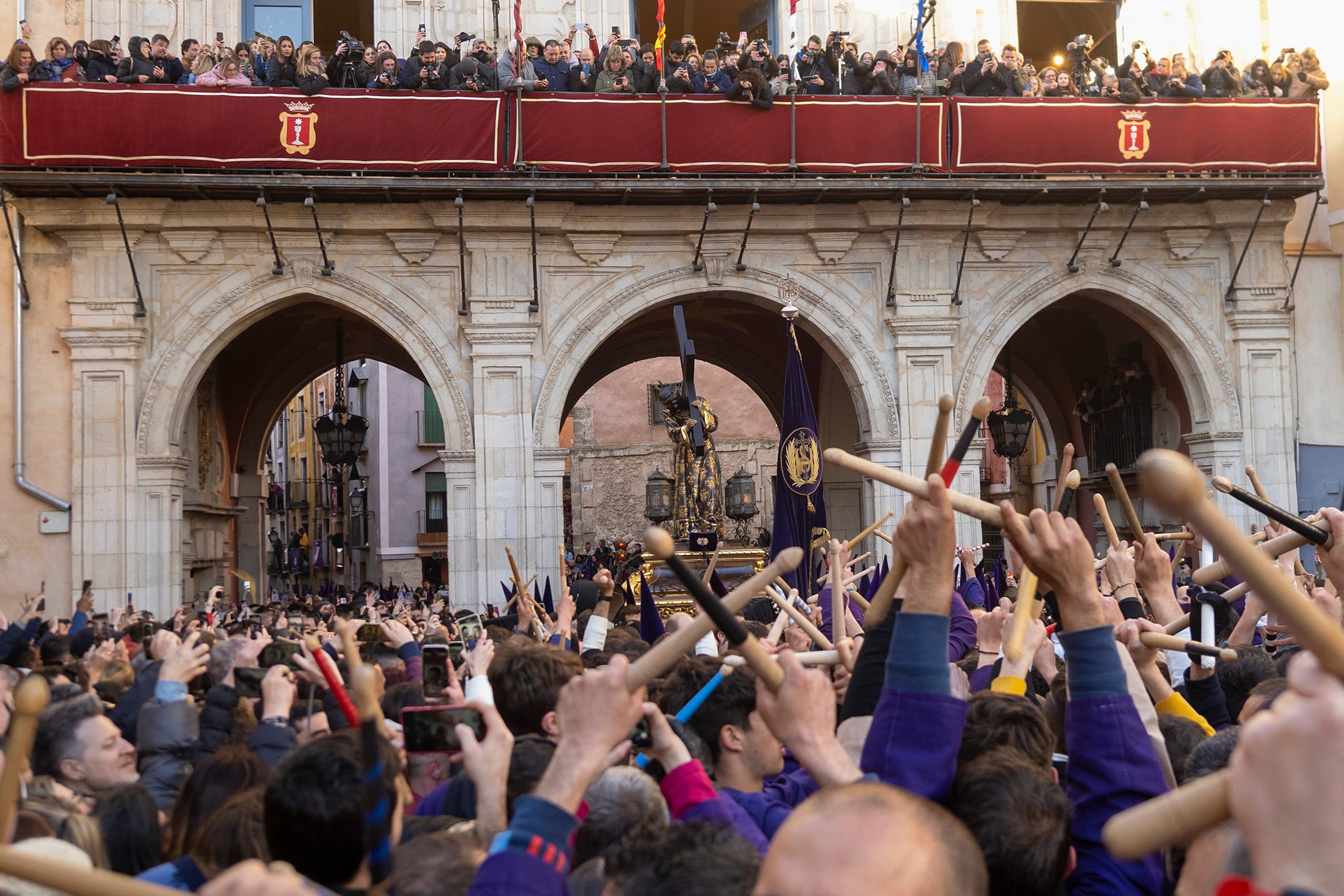 Varias generaciones de &quot;turbos&quot;, desde octogenarios hasta bebés y familias enteras, han protagonizado la procesión Camino del Calvario en este multitudinario, a la vez que sereno y templado, Viernes Santo en la ciudad de Cuenca.- EFE/ José del Olmo