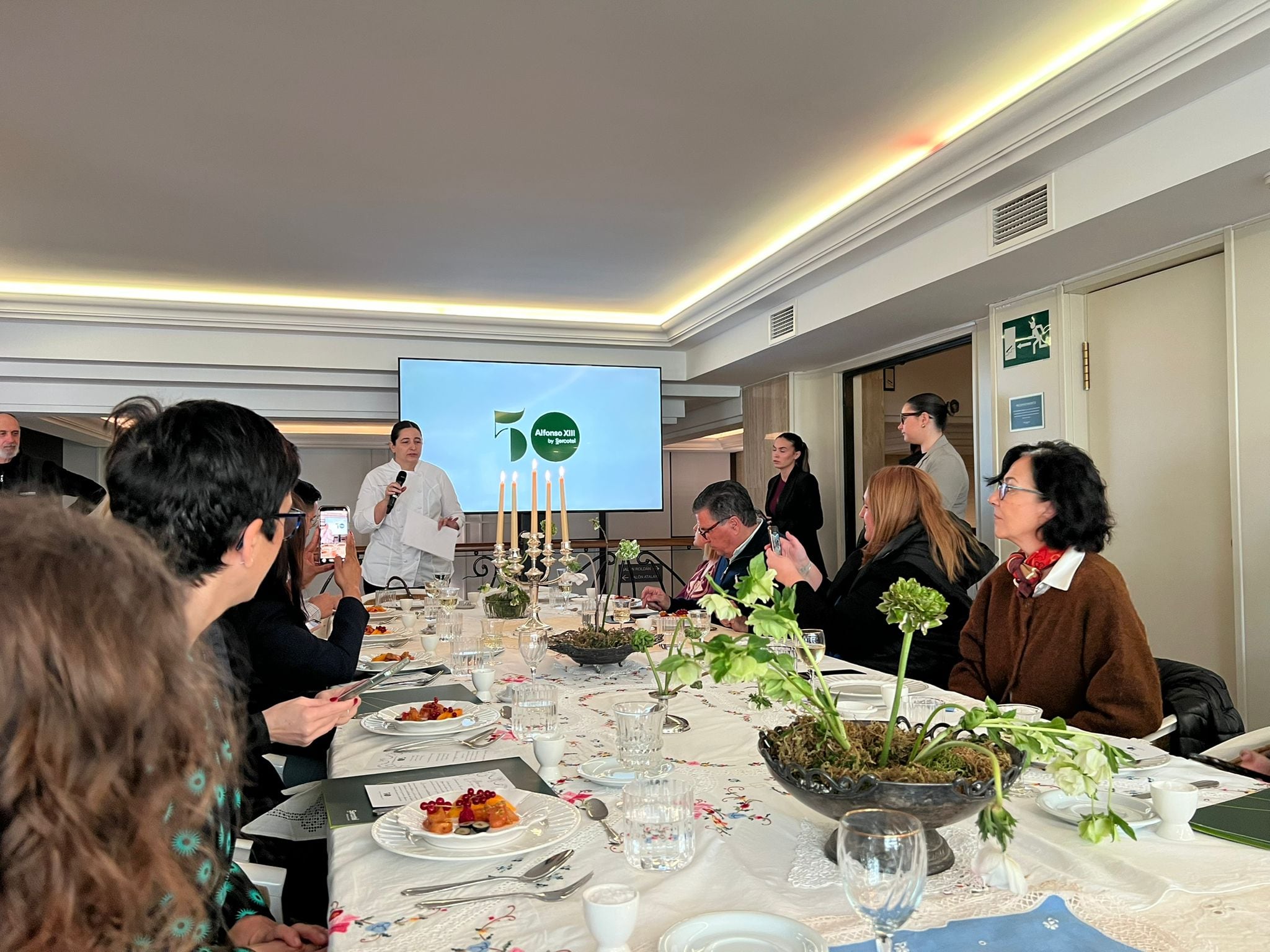 El Hotel Alfonso XIII cumple 50 años como el corazón social de Cartagena