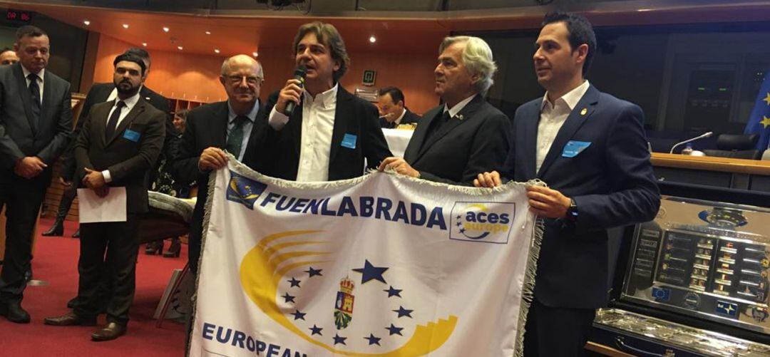 El alcalde y el concejal de Deportes de Fuenlabrada en el momento de recoger la bandera de Ciudad Europea del Deporte 2019. 