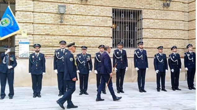 Foto de archivo del alcalde de Barbastro pasando revista a los agentes de la Policía Local vestidos de gala