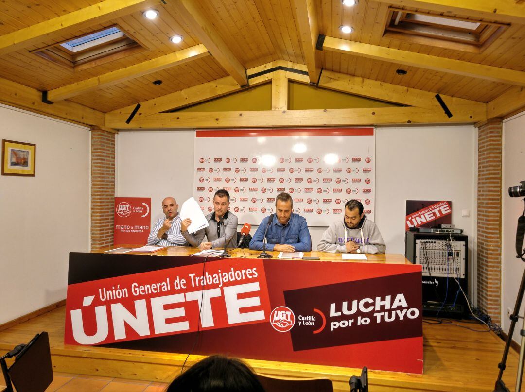 Luis Sáez y Marcos Gutiérrez (CCOO) ofrecen la rueda de prensa junto a Héctor Yagüe y Jorge González