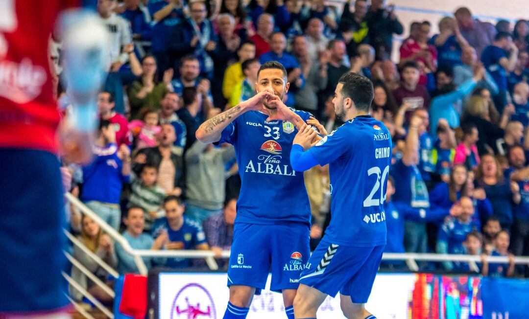 Celebración de uno de los tantos del Viña Albali Valdepeñas, ante el Osasuna Magna 