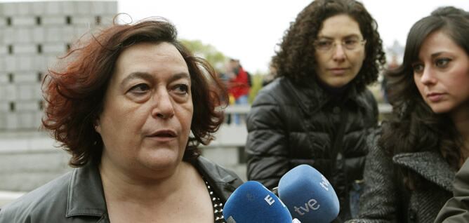 Soledad Monzón atiende a los periodistas a su salida de los Juzgados de la Plaza de Castilla, en Madrid, en donde ha ratificado la denuncia de presunto robo de su bebé