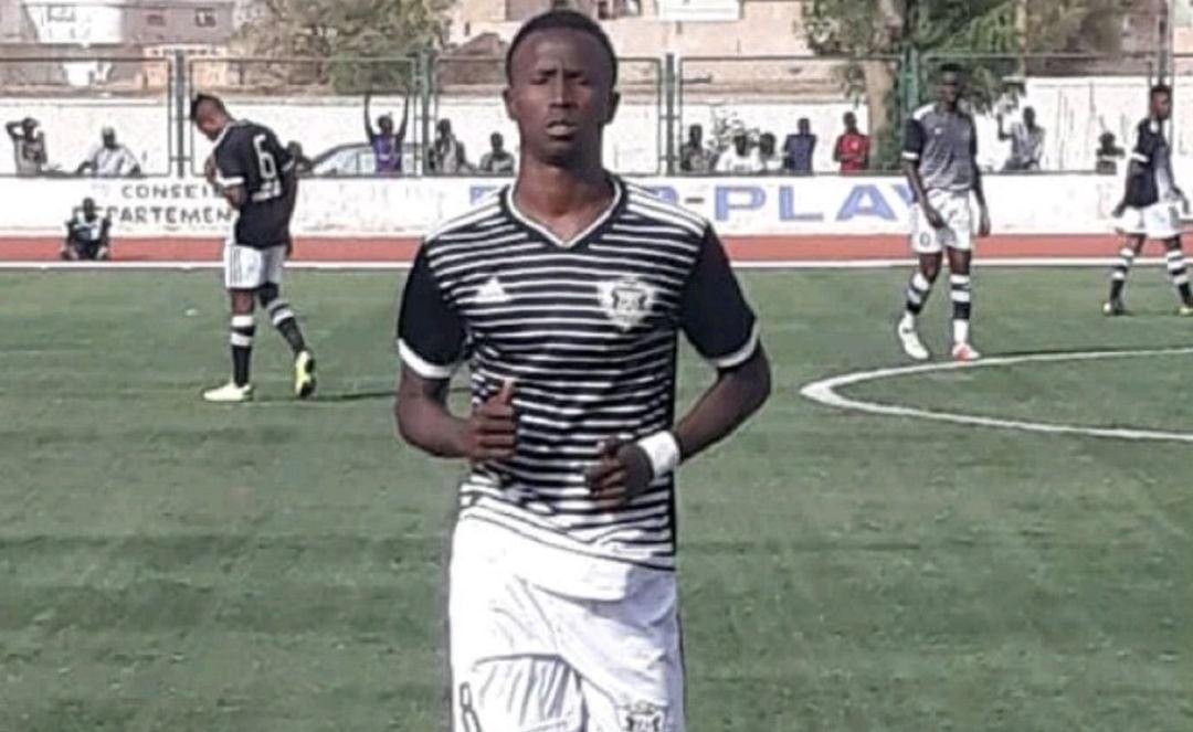 Ba Abdoulaye con la camiseta del Ndiambour de Louge, equipo de la Primera División de Senegal.