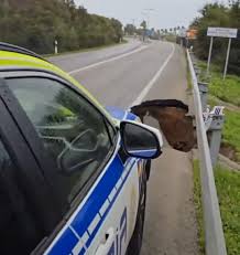 Un vehículo de la Policía Local de Rota ante el socavón