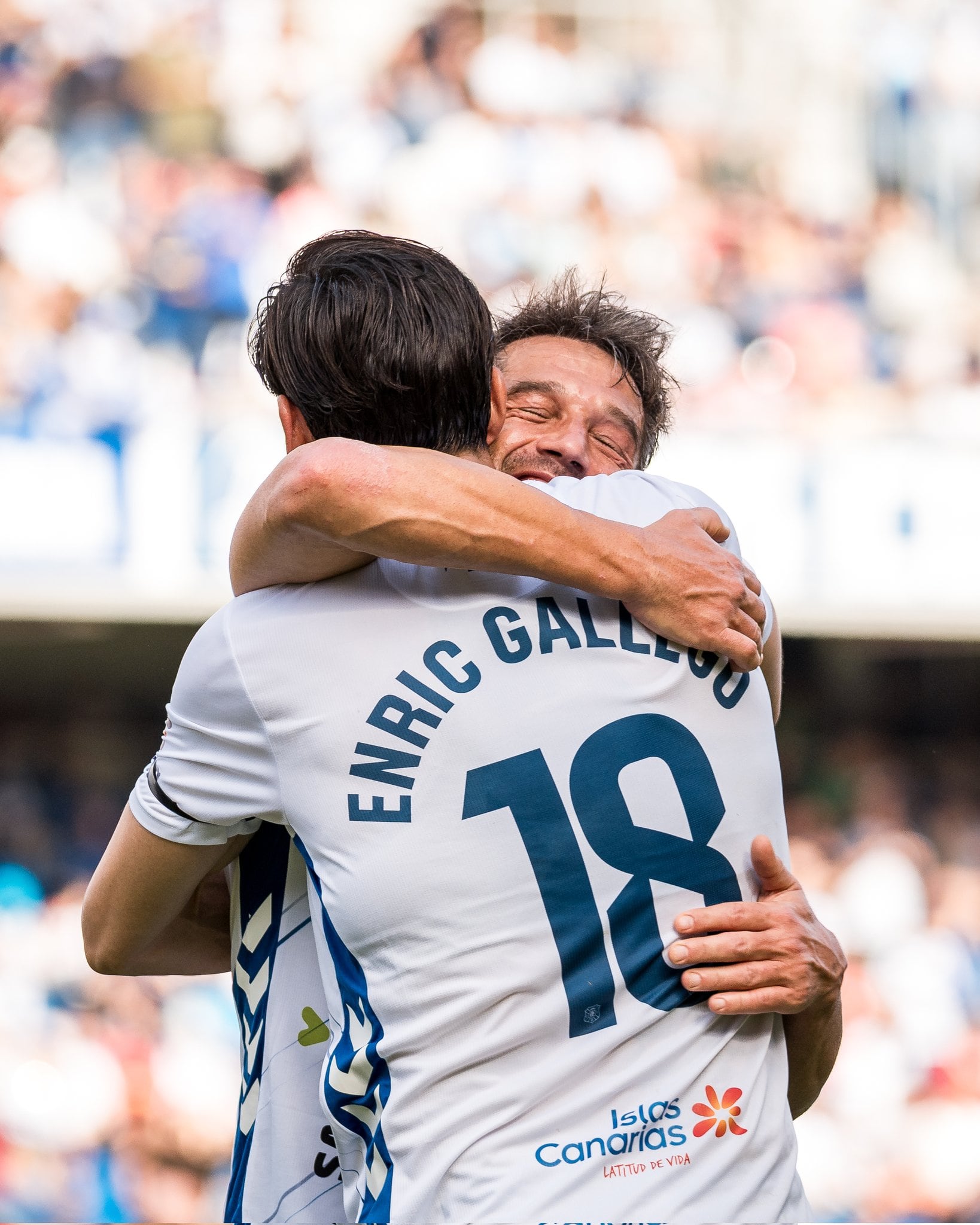 Aitor Sanz y Enric Gallego celebran el 3-0, obra del delantero catalán.