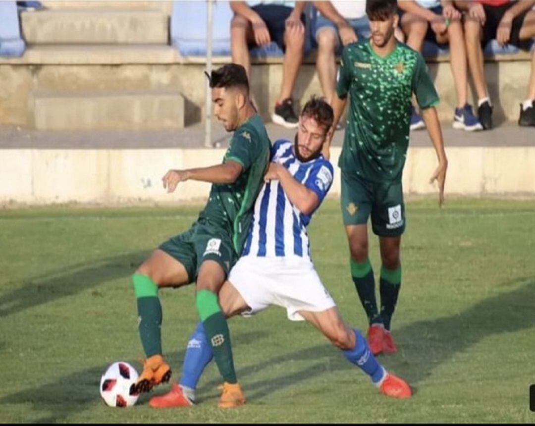 Sedeño con la camiseta blanquiazul del Écija 