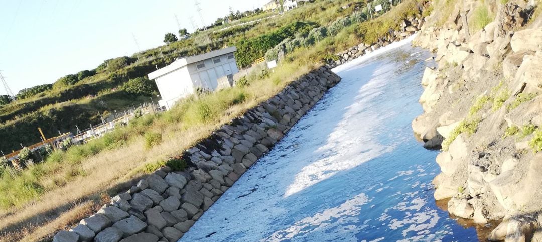 Espuma na desembocadura do río na praia de Sabón 