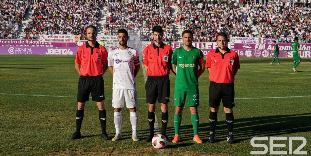 Los capitanes de Real Jaén y Racing de Ferrol, Mario Martos y Pablo Rey, con el trío arbitral.