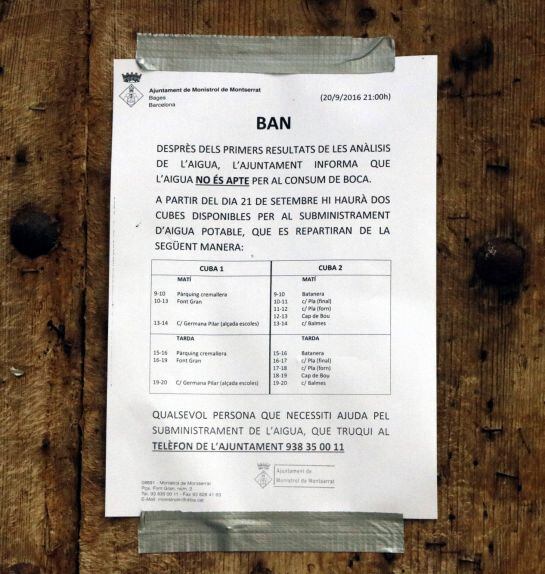 L&#039;Ajuntament de Monistrol de Montserrat va penjar aquests cartells al municipi alertant a la població de la prohibició de fer servir aigua de l&#039;aixeta