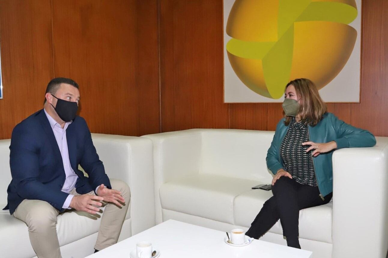 María Dolores Corujo y Óscar Noda durante una reunión en el Cabildo de Lanzarote.