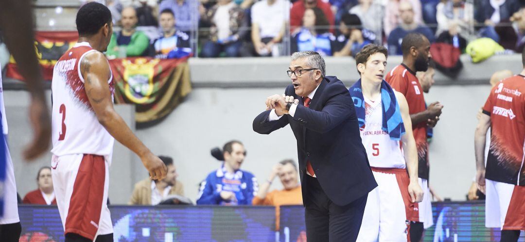 Paco García da órdenes a sus jugadores durante el último encuentro en Burgos