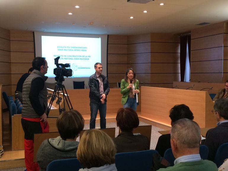 Miguel de los Toyos, Alcalde de Eibar, y Marisol Garmendia, Diputada Foral de Movilidad, durante la presentación del proyecto