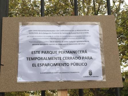 Varios carteles informan del cierre