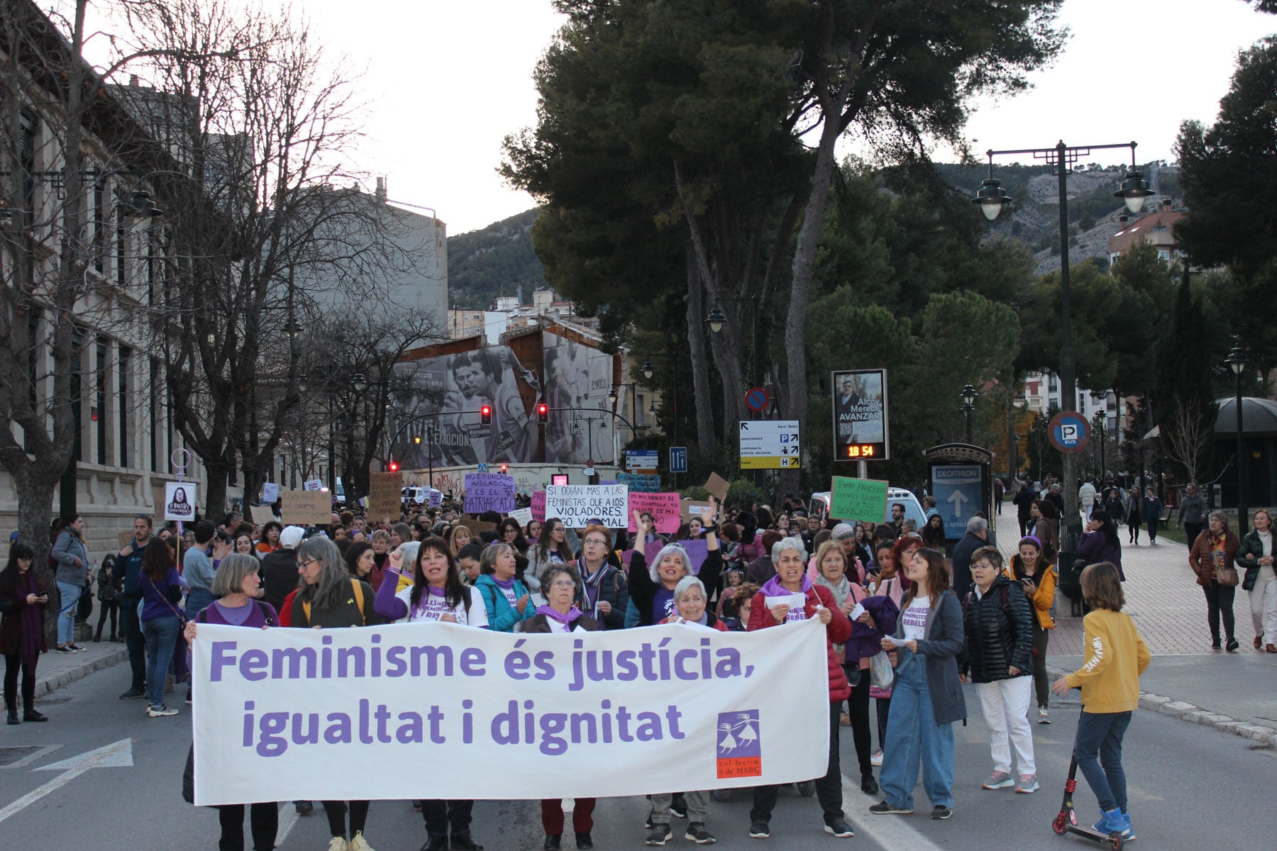 Vista general de la manifestación con la pancarta que la encabezaba
