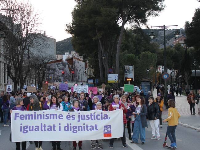 Vista general de la manifestación con la pancarta que la encabezaba