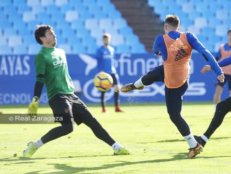 Cristian Alvarez intenta parar un balón durante un entrenamiento en La Romareda