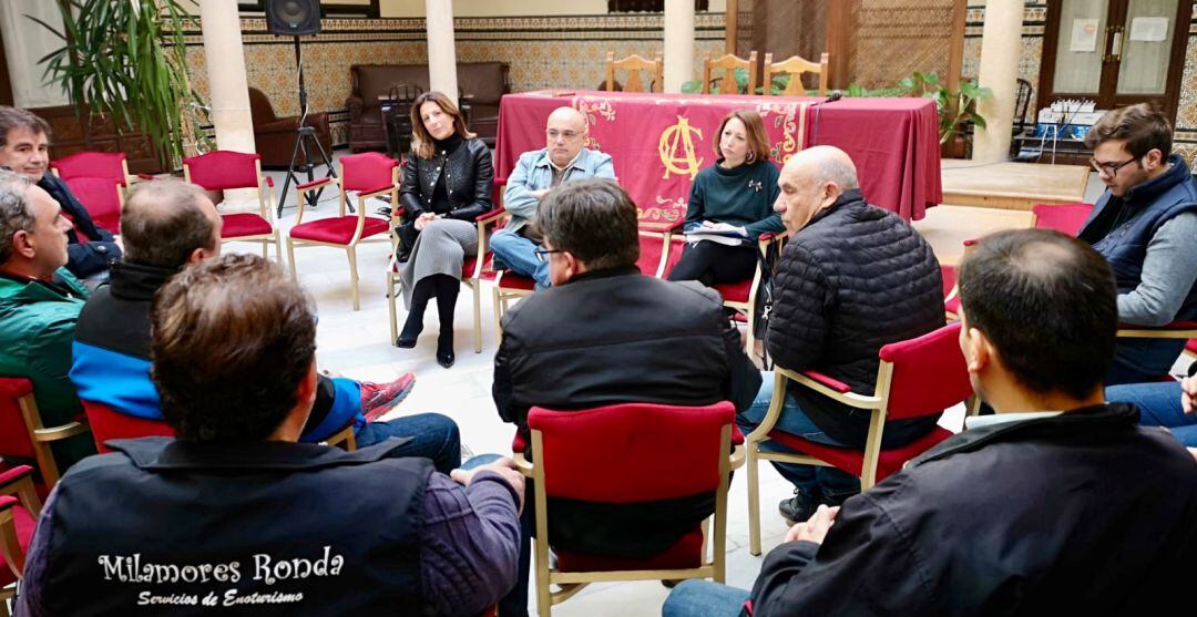 Los populares han mantenido un encuentro con viticultores y bodegueros en el Casino de Ronda