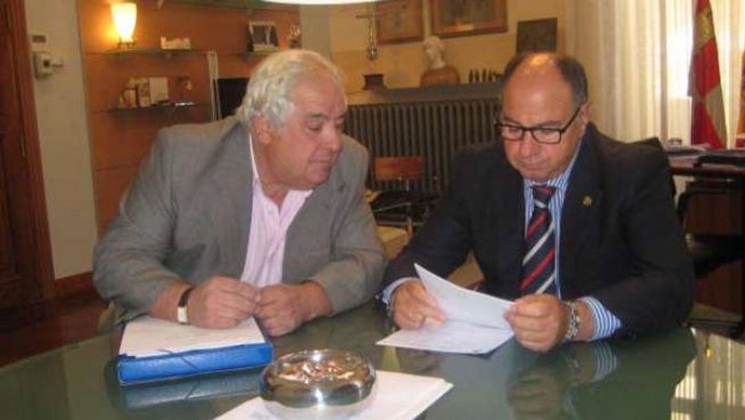 A la izquierda el exalcalde de Santervás de la Vega (Palencia), David de Prado Tarilonte, en la etapa en la que Enrique Martín era presidente de la Diputación Provincial