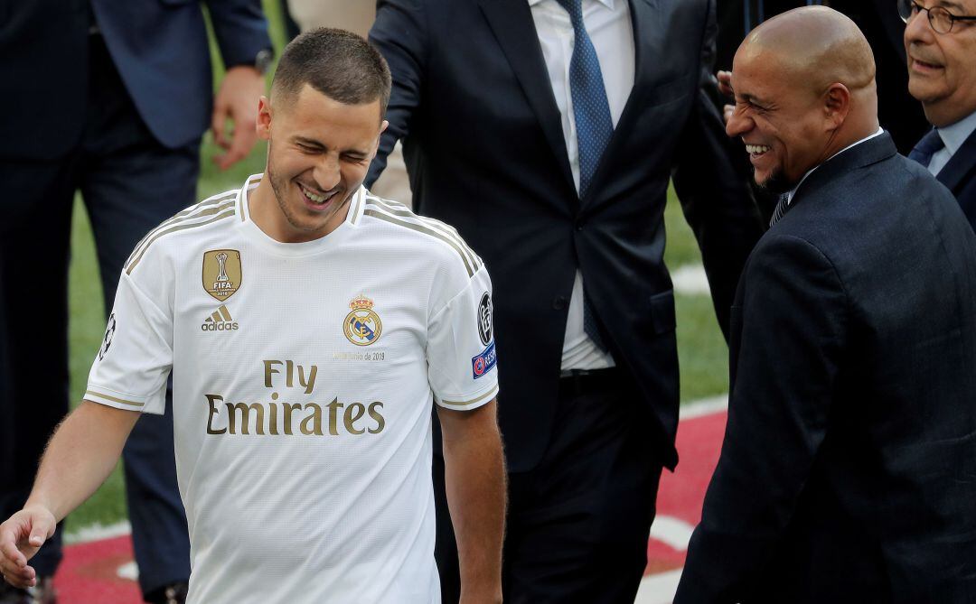 Hazard y Roberto Carlos se ríen en la presentación del belga