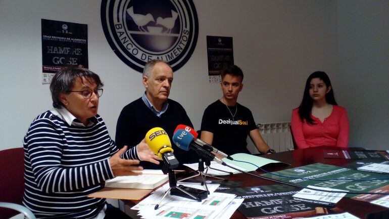 Marisol Villar, coordinadora de Grandes Recogidas, Gregorio Yoldi, presidente de la Fundación Banco de Alimentos, y los autores del cartel para esta campaña, Mario Cutillas y Sabina Mariño, en la presentación de la Gran Recogida prevista para los días 1 y