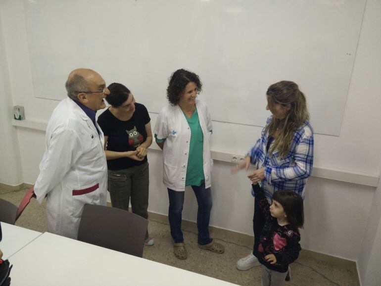 Una mare donant i l&#039;Ivet, una nena que s&#039;ha beneficiat de la llet materna