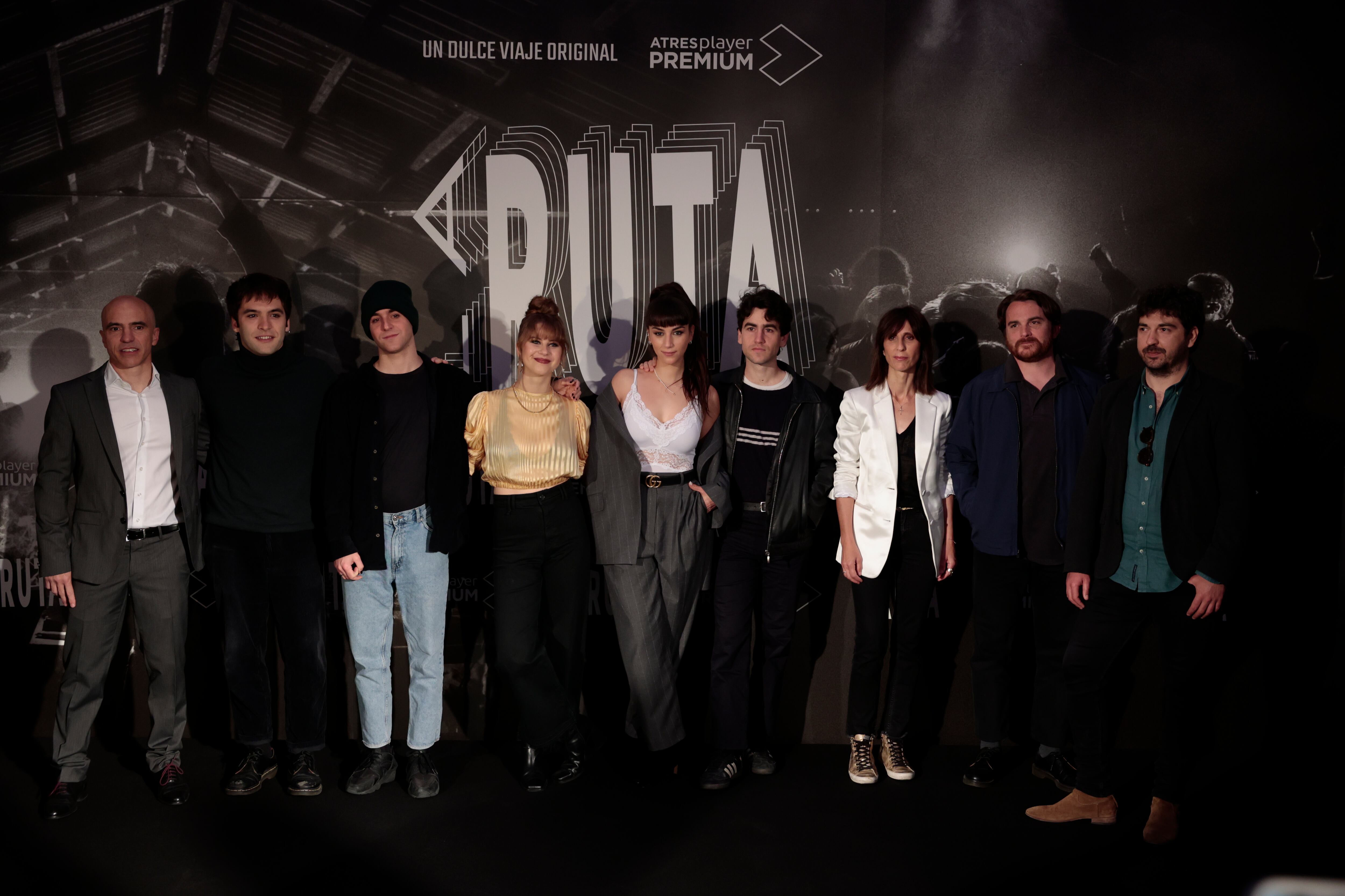 Los actores Àlex Monner, Ricardo Gómez, Claudia Salas, Elisabet Casanovas y Guillem Barbosa, el director adjunto de contenidos de Atresmedia TV, José Antonio Antón, la directora de ficción de Atresmedia, Montse García, y los creadores de la serie &#039;La Ruta&#039;, Borja Soler y Roberto Martín Maiztegui .EFE/ Biel Alino
