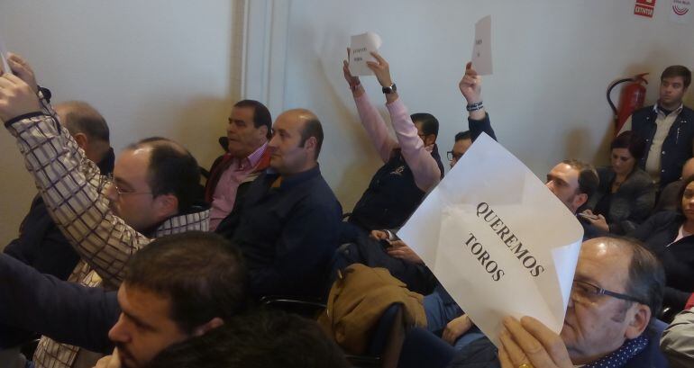 Aficionados taurinos protestan por la supresión de la subvención