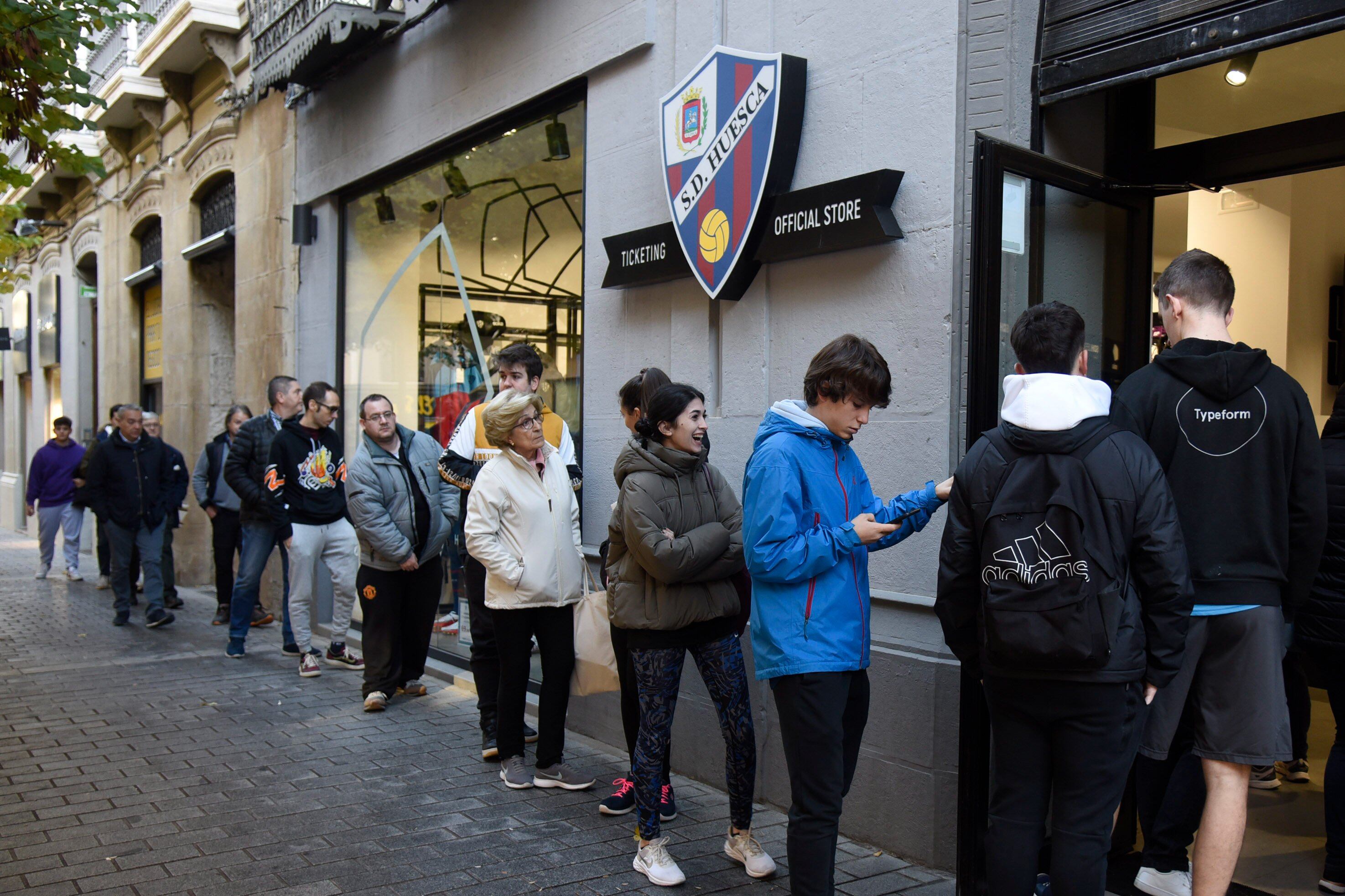 La afición del Huesca ha comenzado este lunea a retirar las entradas