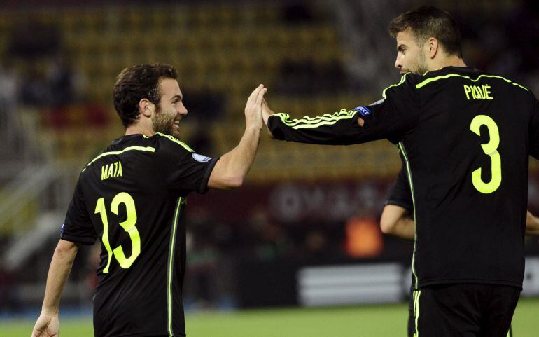 Juan Mata celebra junto a Gerard Piqué el gol anotado ante Macedonia.