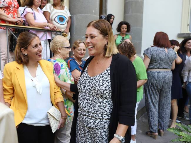 La presidenta del Parlamento, Ástrid Pérez (PP), se fotografió con las agricultoras