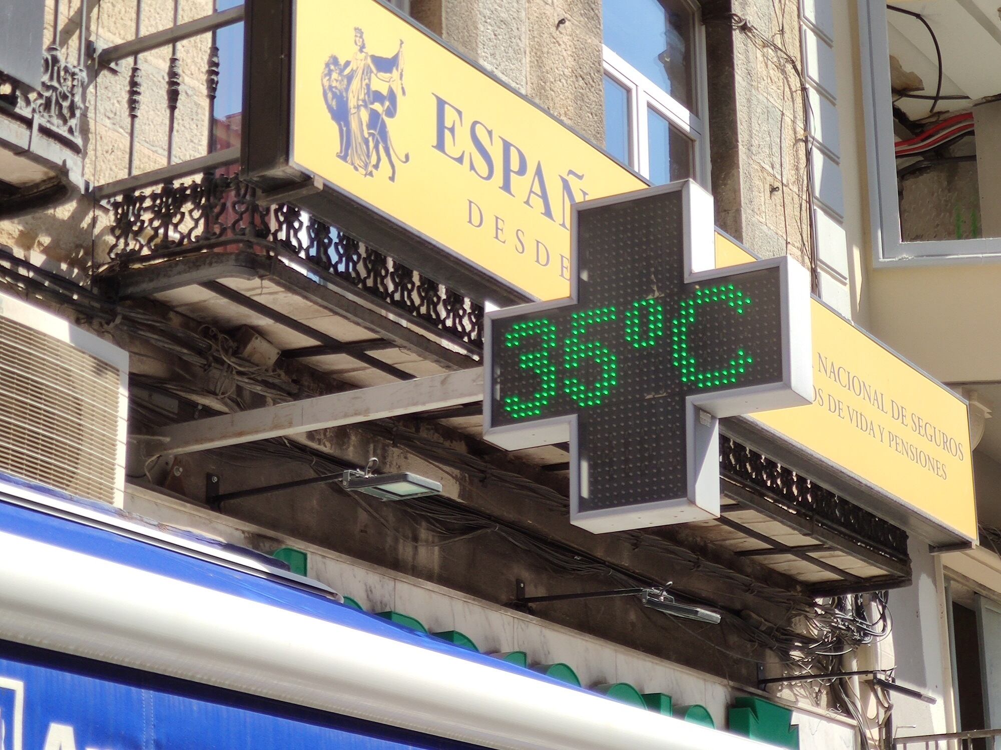 Termómetro de una farmacia en Jaén, durante el verano en plena ola de calor.