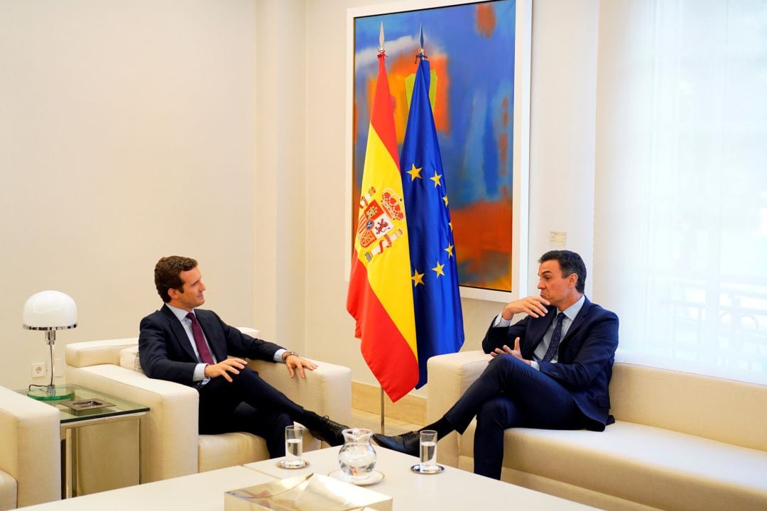 Reunión entre el líder del PP, Pablo Casado, y el presidente del Gobierno, Pedro Sánchez, esta mañana en La Moncloa.