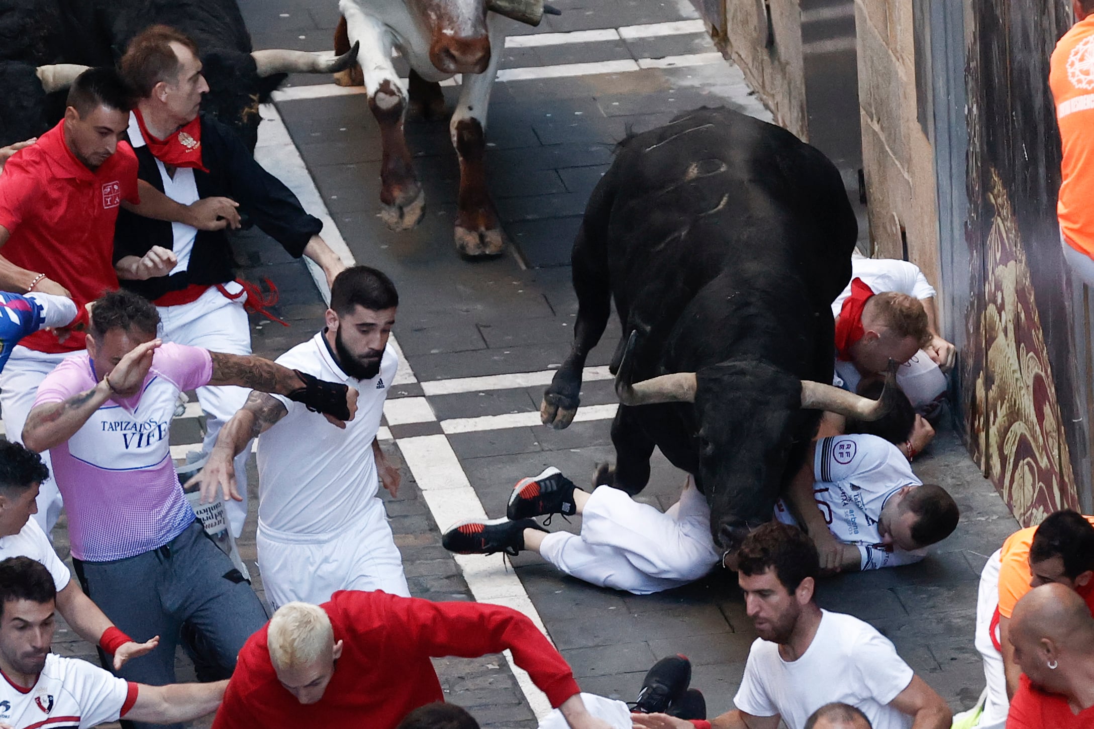 Los toros de la ganadería gaditana de Fuente Ymbro a su paso por la calle de la Estafeta durante el segundo encierro de los Sanfermines 2022, una carrera que se ha alargado hasta los 3:10 minutos por un toro rezagado