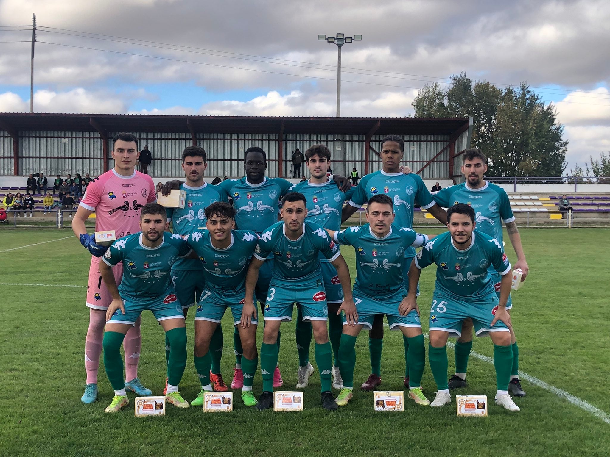 El Atlético Astorga forma antes de medirse al Becerril en el último partido de liga.